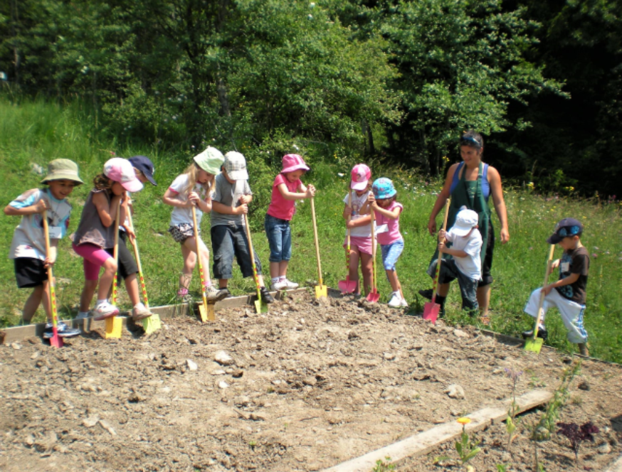 Animation les apprentis jardiniers avec des groupes enfants au Jardin des Cimes, près de Chamonix en Haute Savoie