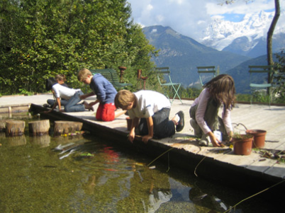 Animation petit peuple de la mare avec des groupes enfants au Jardin des Cimes, près de Chamonix en Haute Savoie