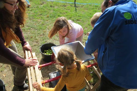 Animation verger avec des groupes enfants au Jardin des Cimes, près de Chamonix en Haute Savoie