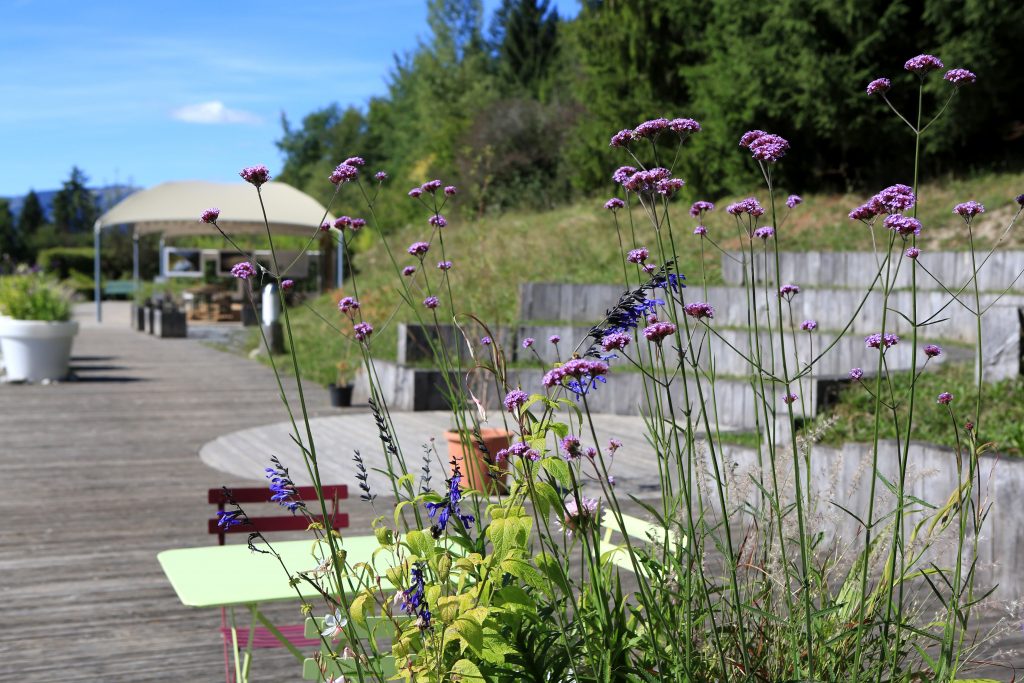La grande terrasse du Jardin des Cimes face au Mont-Blanc
