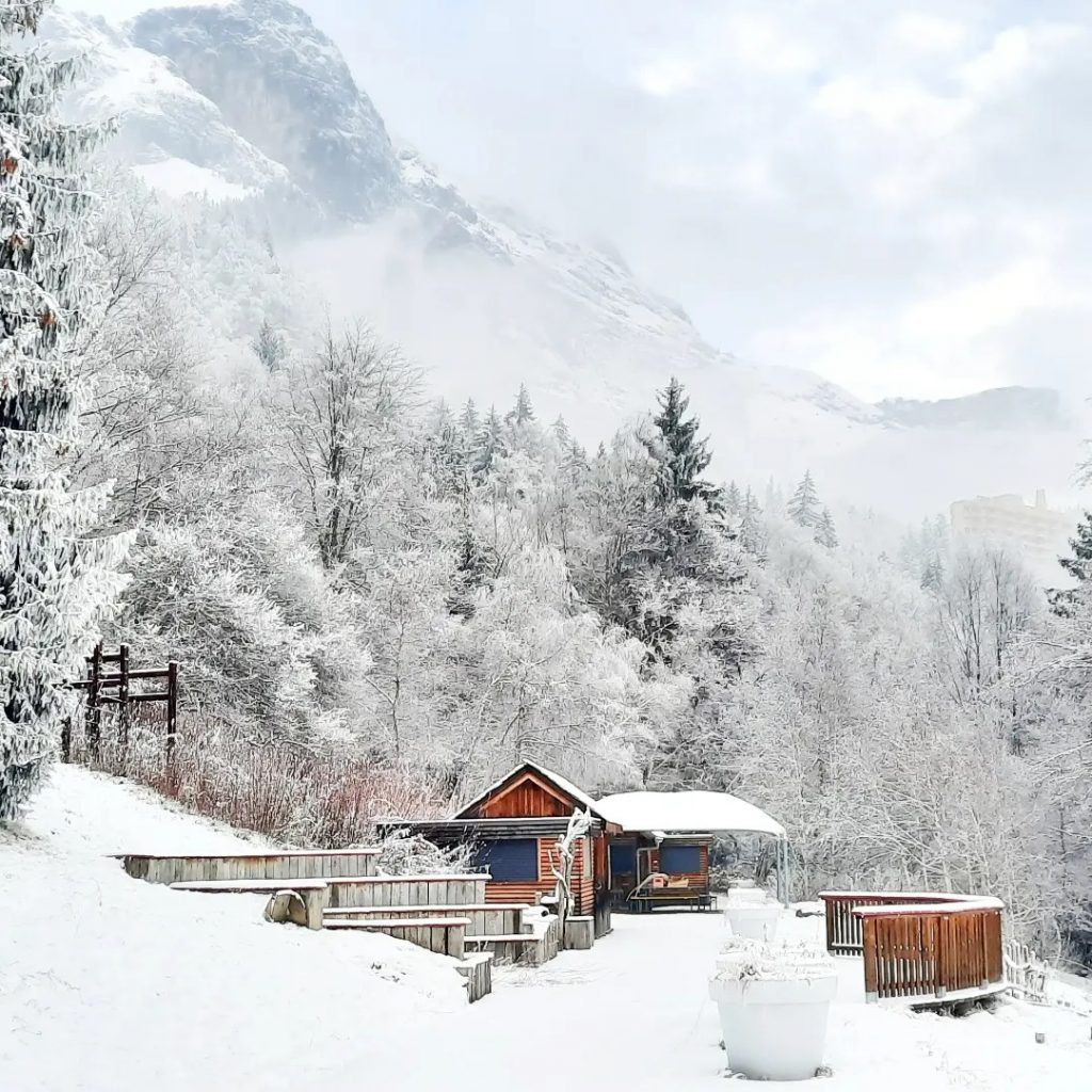 Terrasse du Jardin des Cimes sous la neige, Passy Mont-Blanc, jardin Haute Savoie 2023